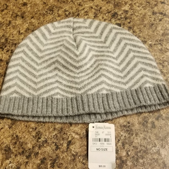 Neiman Marcus cashmere hat - Picture 1 of 3
